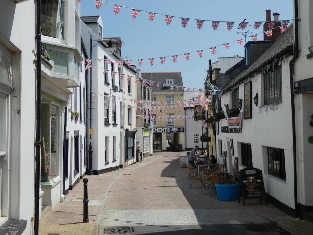 Ocean Backpackers Self-Catering Hostel Ilfracombe Buitenkant foto