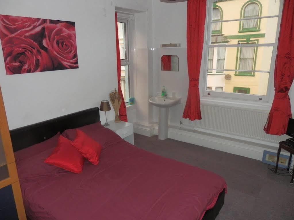 Ocean Backpackers Self-Catering Hostel Ilfracombe Buitenkant foto